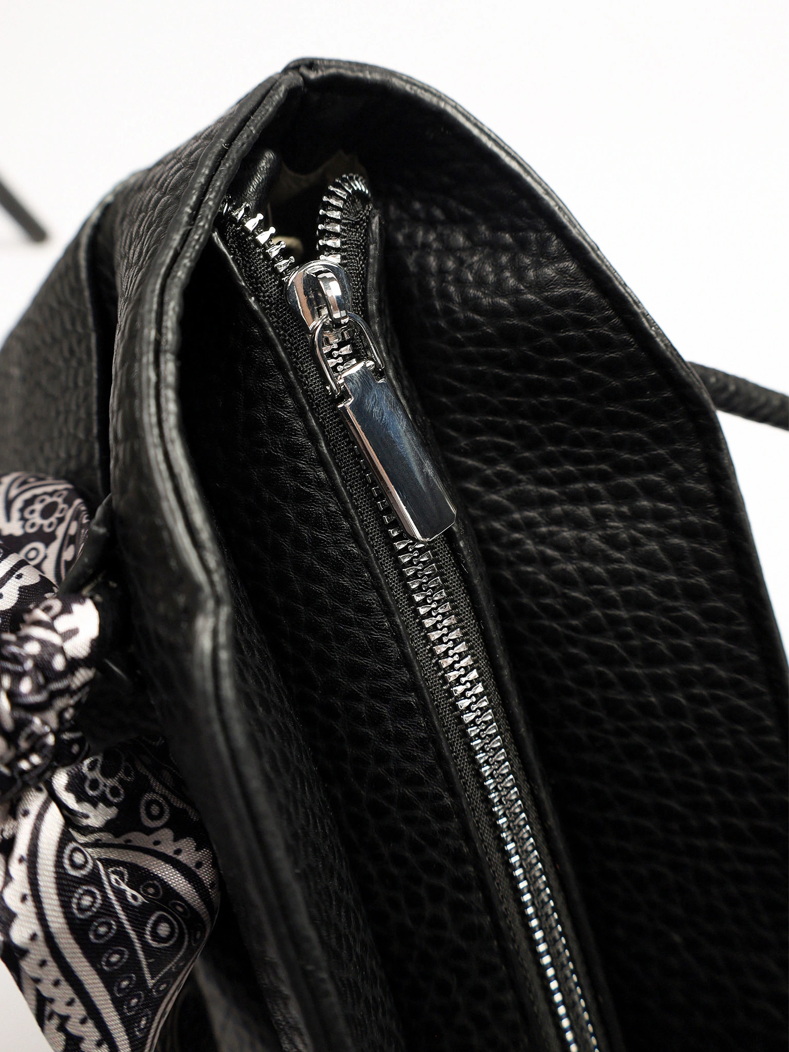 Сумка-тоут с округлыми ручками и декоративным платком в ассортименте